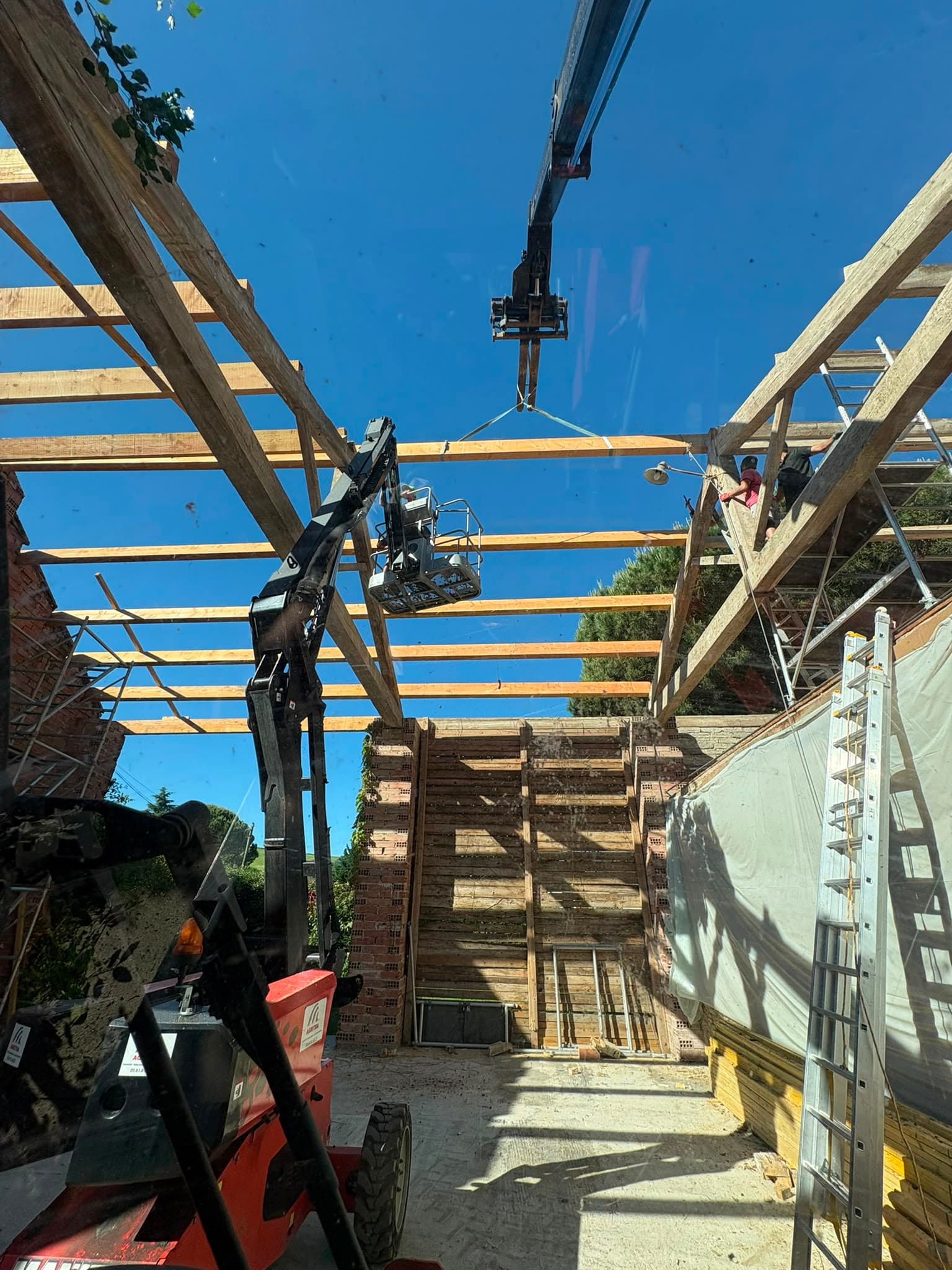 Charpente neuve levée sur une maison individuelle