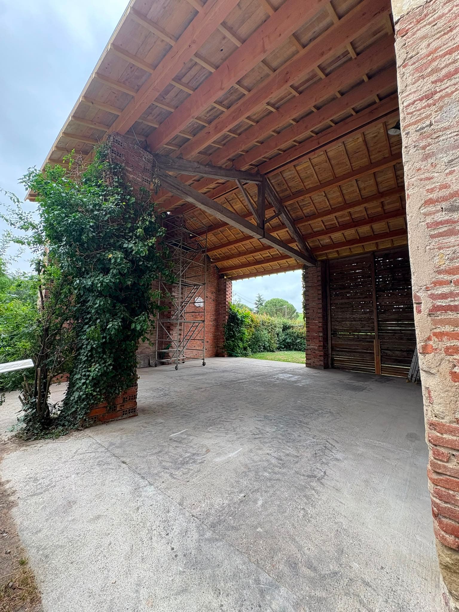 Sur un bâtiment agricole, on sauve d'abord les bois
