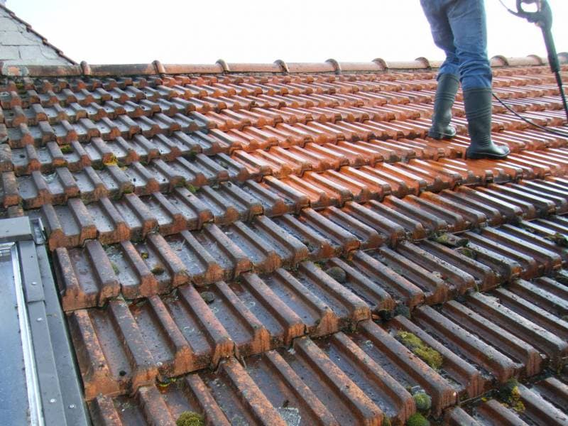 Le vent ne casse pas les tuiles, il les déboîte